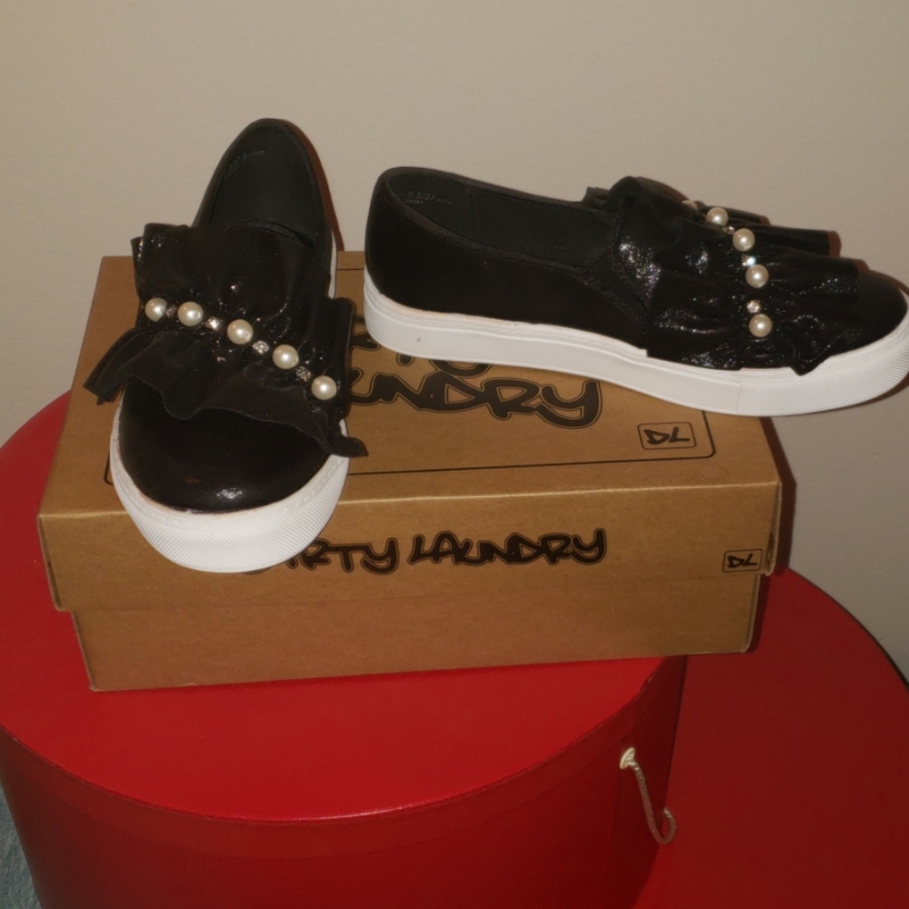 Black Ruffle/Pearl dressy sneaker Size 7 W